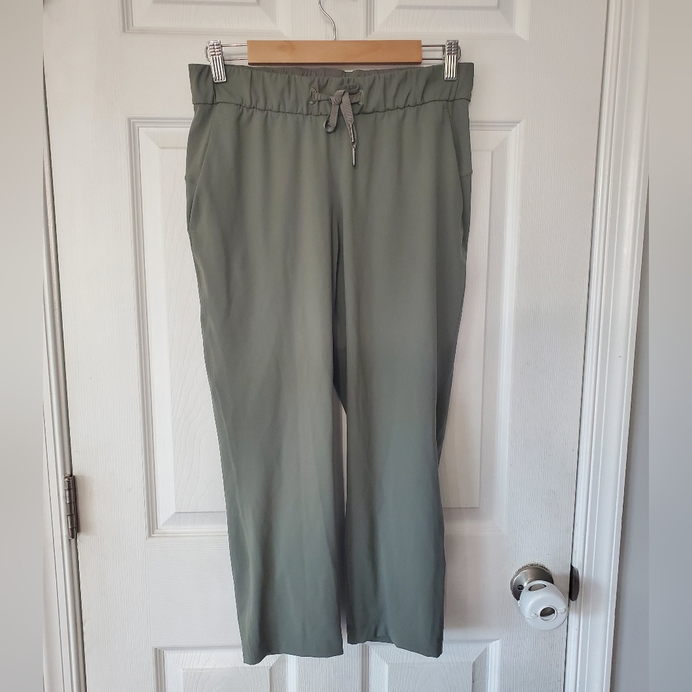 Lululemon 🍋 On the Fly Crop *23" Grey Sage Size 6